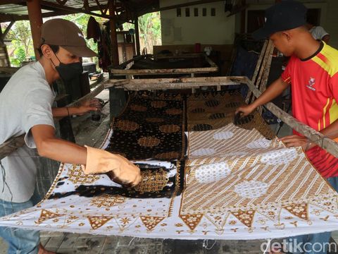 Proses membuat pola batik tulis berupa lukisan wajah di Kampung Batik Giriloyo, Wukirsari, Imogiri, Selasa (22/2/2022).