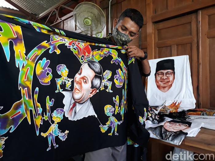 Proses membuat pola batik tulis berupa lukisan wajah di Kampung Batik Giriloyo, Wukirsari, Imogiri, Selasa (22/2/2022).