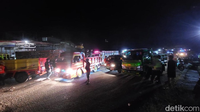 Ratusan sopir truk berkumpul di Cikamuning.