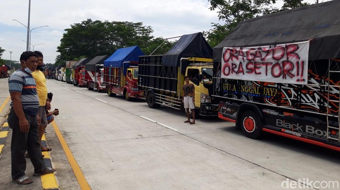 Ratusan sopir truk di Boyolali menggelar aksi unjuk rasa terkait penindakan ODOL, Selasa (22/2/2022).
