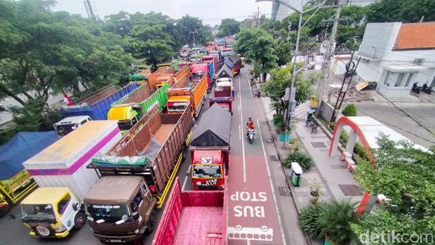 Ratusan Truk Pendemo yang Tutup Frontage Jalan Ahmad Yani Surabaya