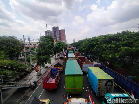 Ratusan Truk Pendemo yang Tutup Frontage Jalan Ahmad Yani Surabaya