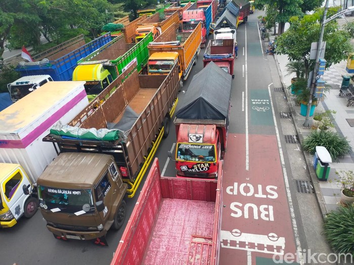 Ratusan Truk Pendemo yang Tutup Frontage Jalan Ahmad Yani Surabaya