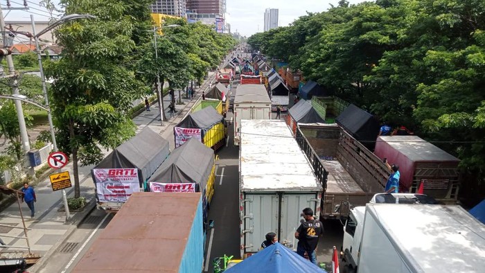 Ribuan sopir truk melakukan demo di depan kantor Dinas Perhubungan (Dishub) Jatim Jalan Frontage Ahmad Yani Surabaya