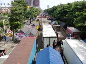 Demo Sopir Truk di Kantor Dishub Jatim, Lalin Frontage A Yani Macet Total