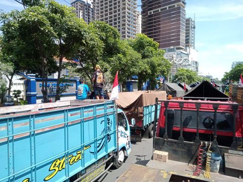 Ribuan sopir truk melakukan demo di depan kantor Dinas Perhubungan (Dishub) Jatim Jalan Frontage Ahmad Yani Surabaya
