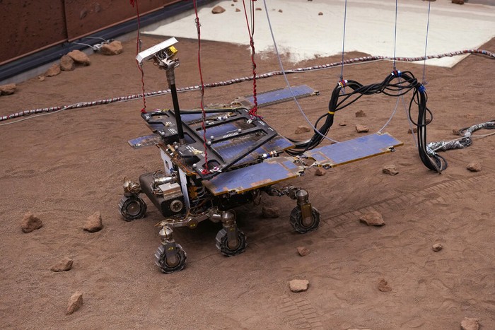 Tanda-tanda kehidupan di Planet Mars terus diusut. Salah satunya dengan mengirim robot mobil 'Amalia' pada September 2022. Lihat uji cobanya yuks...
