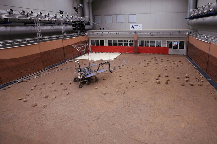 Tanda-tanda kehidupan di Planet Mars terus diusut. Salah satunya dengan mengirim robot mobil 'Amalia' pada September 2022. Lihat uji cobanya yuks...