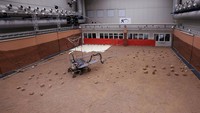 Purwarupa robot mobil Amalia melakukan uji coba di laboratorium Altec, Turin, Italia, Kamis (17/2/2022). Robot ini akan membawa bor dan seperangkat instrumen untuk mencari tanda-tanda kehidupan di planet merah, Mars.