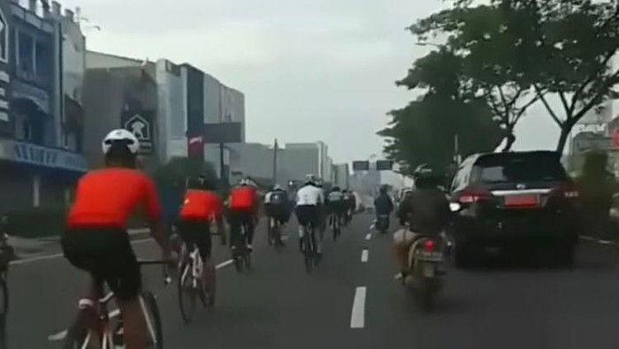 Rombongan road bikers gowes santai di jalur cepat Margonda Depok