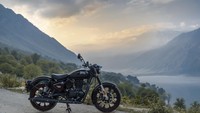 Ini dia Royal Enfield Classic 350 terbaru. Motor ini berbagi mesin dengan model Metor 350 yang belum lama ini juga dihadirkan untuk pasar Indonesia. Di atas kertas berkubikasi tepat 349 cc, SOHC, 1-silinder, pendingin udara, dan berpengabut injeksi. Royal Enfield Classic 350 bisa menjanjikan tenaga maksimal 20,2 daya kuda pada 6.100 rpm dan torsi puncak 27 Nm di 4.000 rpm yang tersalurkan lewat transmisi manual kopling 5-percepatan.Foto: Royal Enfield
