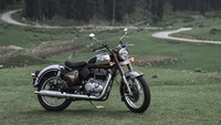Royal Enfield Classic 350 Chrome. Tersedia 2 pilihan tangki dua-warna: Chrome Red dan Chrome Bronze. Seri tertinggi ini emiliki warisan sejati dari masa lalunya dengan lencana tangki mencolok yang dihiasi oleh Royal Enfields tahun 1950-an. Harga dimulai dari Rp110,4 juta. Foto: Royal Enfield