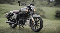 Classic Dark: Interpretasi gaya muda, urban, dan kustom pada Classic 350, dan hadir dalam warna Stealth Black dan Gunmetal Grey. Sepeda motor ini dilengkapi dengan velg alloy dan ban tubeless. Harga dimulai dari Rp109,8 juta. Foto: Royal Enfield