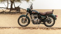 Halcyon, varian paling murah dari Classic 350. Tersedia dalam guratan warna Hijau, Abu-abu dan Hitam. Harga dimulai dari Rp105 juta. Foto: Royal Enfield