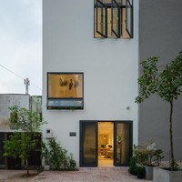 Rumah minimalis ini menarik atensi karena berada di gang kecil di District 12, Ho Chi Minh City, Vietnam. Foto-foto rumah ini banyak dilihat setelah ditampilkan oleh situs ArchDaily. Dari luar terkesan bak ruko, bagian dalam rumah ini tak terduga karena sangat homey. Foto: Dok. Quang Tran via Arch Daily
