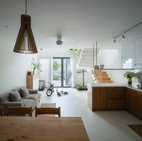 Rumah ini terbagi menjadi tiga lantai kemudian ada lantai mezzanine dan rooftop. Pada lantai pertama ada halaman, taman, dapur dan ruang makan. Halaman dibuat menyatu dengan dapur dan ruang makan agar pemilik rumah dapat mengawasi kegiatan dua anak mereka yang baru berusia lima dan tiga tahun. Foto: Dok. Quang Tran via Arch Daily
