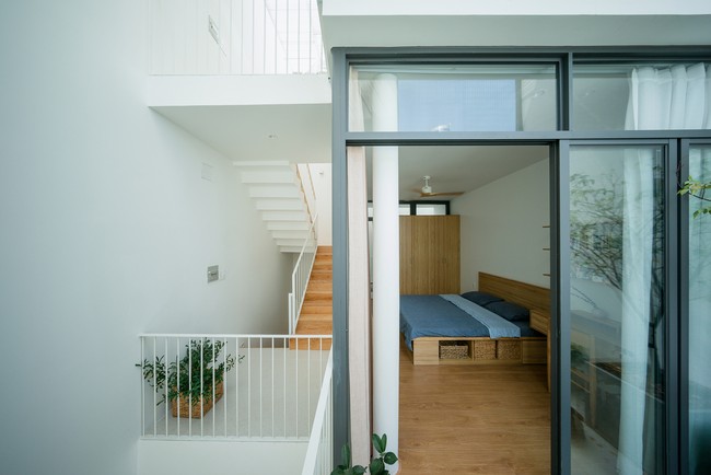 Kamar tidur utama terletak di lantai dua di atas mezzanine. Kamar dibuat dengan kehadiran balkon sehingga orangtua tetap bisa melihat anak-anak yang bermain di halaman bawah. Foto: Dok. Quang Tran via Arch Daily