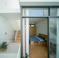 Kamar tidur utama terletak di lantai dua di atas mezzanine. Kamar dibuat dengan kehadiran balkon sehingga orangtua tetap bisa melihat anak-anak yang bermain di halaman bawah. Foto: Dok. Quang Tran via Arch Daily