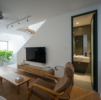 Setelah lantai satu atau lantai dasar, ada mezzanine yang fungsinya sebagai ruang tamu sekaligus ruang keluarga. Pada lantai ini ada juga gudang dan ruangan untuk mencuci serta setrika baju. Foto: Dok. Quang Tran via Arch Daily