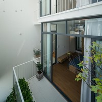 Rumah di gang ini didesain dengan jendela yang besar dan tinggi untuk memaksimalkan penerangan dari cahaya matahari. Agar privacy penghuni tetap terjaga, dihadirkan ventilasi pada jendela. Foto: Dok. Quang Tran via Arch Daily