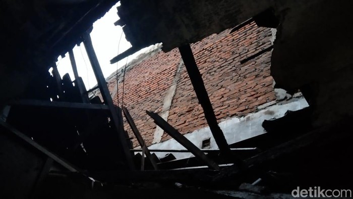 rumah rusak di surabaya