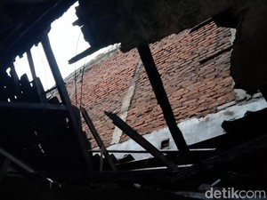 Hujan Es-Angin Kencang di Surabaya Bikin 13 Bangunan Rusak, Ini Datanya