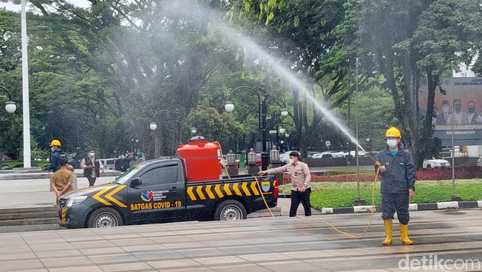 Satgas COVID-19 Bandung Lakukan Penyemprotan Disinfektan Seiring terjadinya peningkatan kasus COVID-19 di Kota Bandung, Satgas COVID-19 gencar kembali lakukan penyemprotan disinfektan di tempat umum.