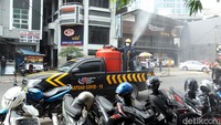 Seperti ruas Jalan Ahmad Yani dan pedestarian disekitaran Pasar Kosambi jadi sasaran penyemprotan disinfektan.