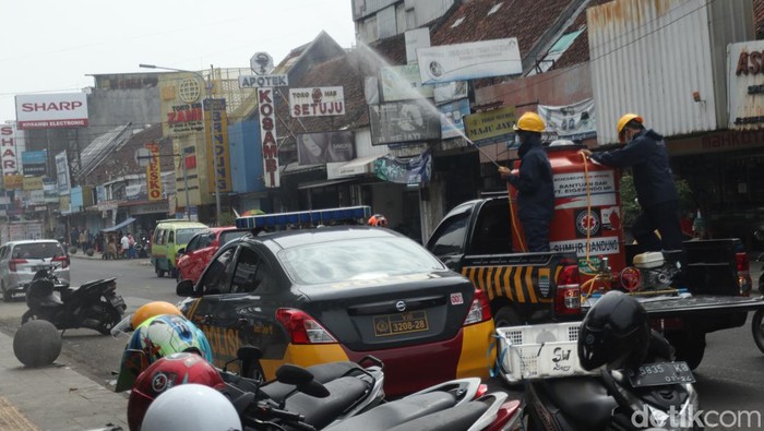 Seiring terjadinya peningkatan kasus COVID-19 di Kota Bandung, Satgas COVID-19 gencar kembali lakukan penyemprotan disinfektan di tempat umum.