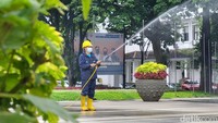 Seiring terjadinya peningkatan kasus COVID-19 di Kota Bandung, Satgas COVID-19 gencar kembali lakukan penyemprotan disinfektan di tempat umum.