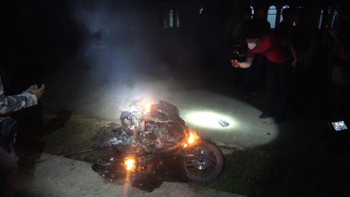 Satu motor dibakar dalam aksi tawuran di UNM Kampus Parangtambung, Makassar.