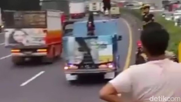 Sejumlah pengendara truk memblokir ruas jalan tol di Purbaleunyi yang mengarah dari Bandung menuju Jakarta.