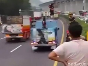 Protes ODOL, Pengendara Truk Blokade KM 125 Tol Purbaleunyi