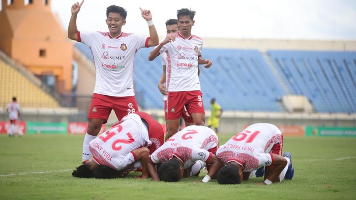 Selebrasi pemain Karo United usai menjebol gawang Persikasi Bekasi.