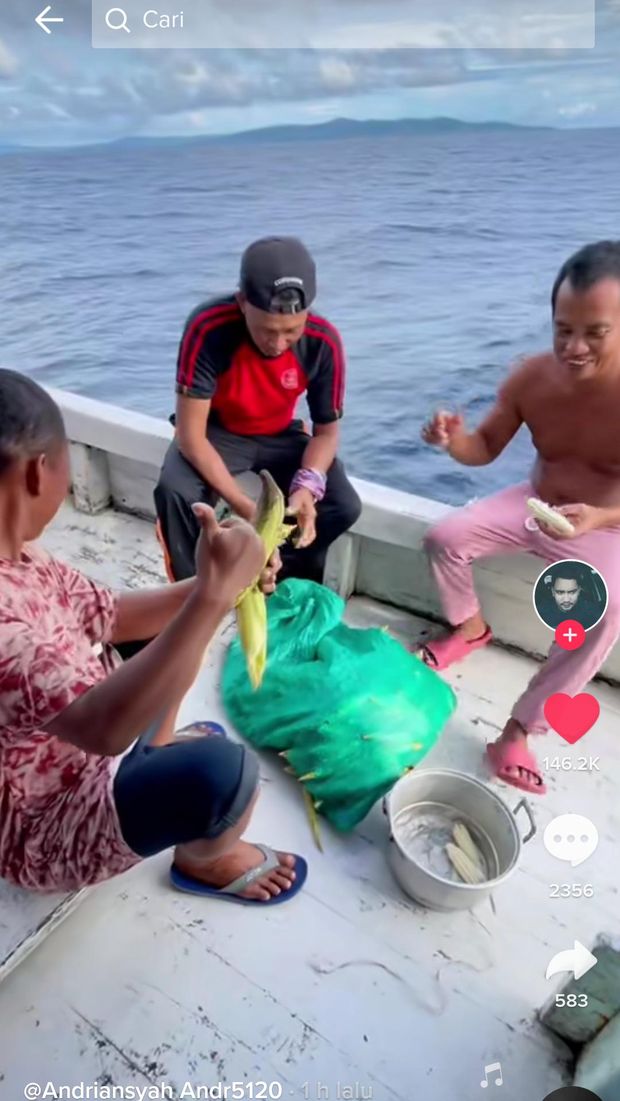 Serunya Masak dan Makan di Atas Kapal Nelayan