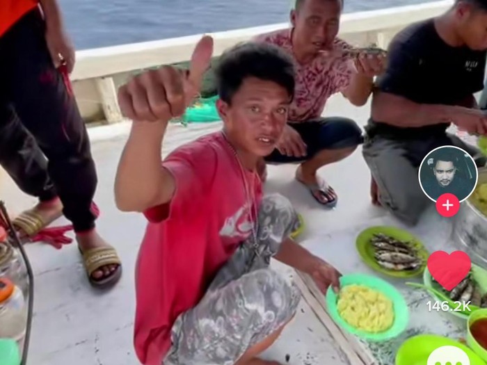 Serunya Masak dan Makan di Atas Kapal Nelayan