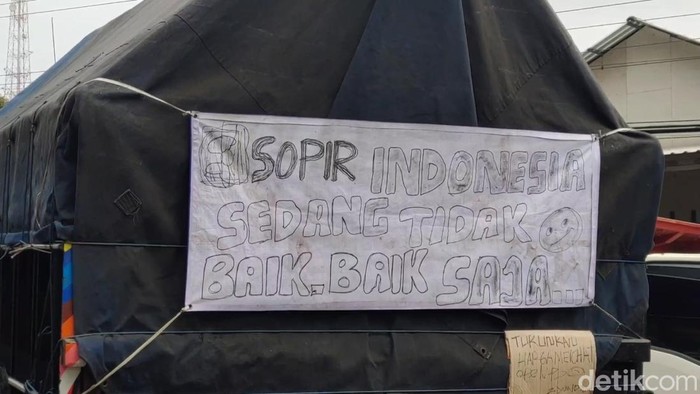 Sopir truk di Kabupaten Batang juga turun ke jalan demo soal aturan ODOL, Selasa (22/2/2022).
