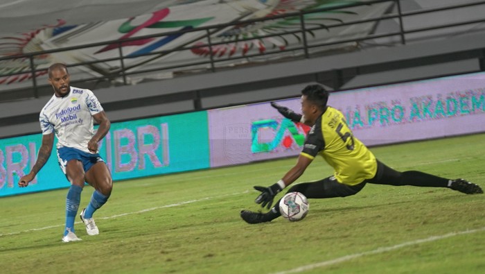Striker Persib David da Silva.