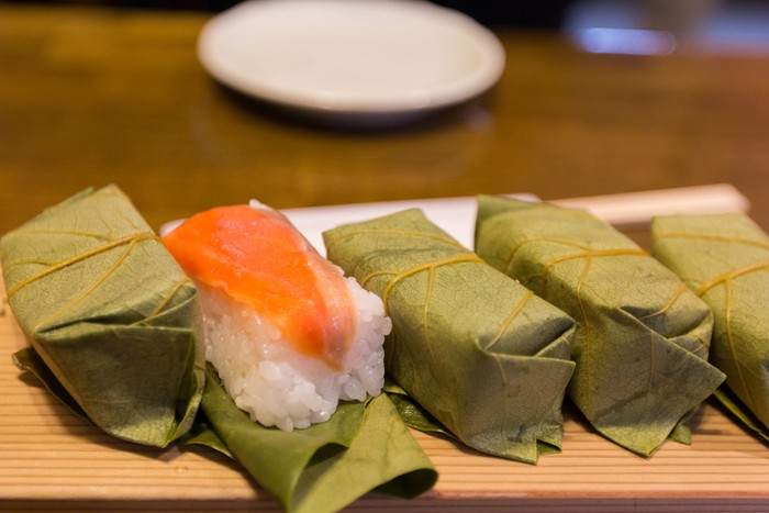 Sushi Daun Kesemek Khas Jepang yang Unik