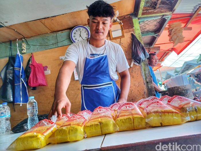 Tempe Langka di Pasar Banjaran Bandung Sejumlah perajin tahu dan tempe mogok produksi di Kabupaten Bandung. Akibatkanya, tempe pun langka di pasar tersebut.
