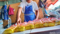 Pedagang tahu-tempe, Khairil Firdaus (17) mengatakan kelangkaan tempe di jongkonya telah terjadi sejak tiga hari yang lalu. 