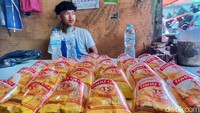 Pedagang berharap harga kedelai bisa kembali normal. Dengan begitu mereka bisa menjual tahu tempe dengan harga yang normal juga.