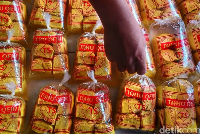 Sejumlah perajin tahu dan tempe mogok produksi di Kabupaten Bandung. Akibatkanya, tempe pun langka di pasar tersebut.