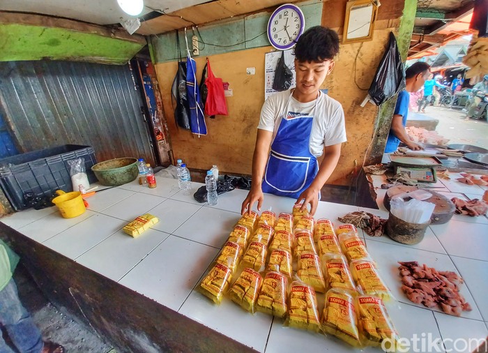 Tempe Langka di Pasar Banjaran Bandung Sejumlah perajin tahu dan tempe mogok produksi di Kabupaten Bandung. Akibatkanya, tempe pun langka di pasar tersebut.