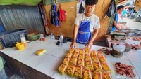 Pedagang hanya menjual tahu, sebab tempe mengalami kelangkaan.