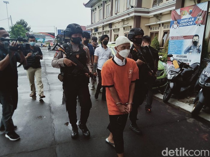 Tersangka kasus penipuan sepeda motor dengan modus COD, M Bisri Mustofa (44), di Polres.