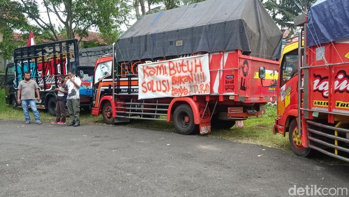 Truk diparkir di sekitar kantor Dinas Perhubungan Banjarnegara, Selasa (22/2/2022).