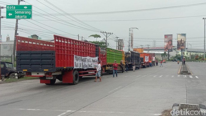 Ratusan pengemudi truk demo menolak larangan truk ODOL di Kudus, Selasa (22/2/2022).