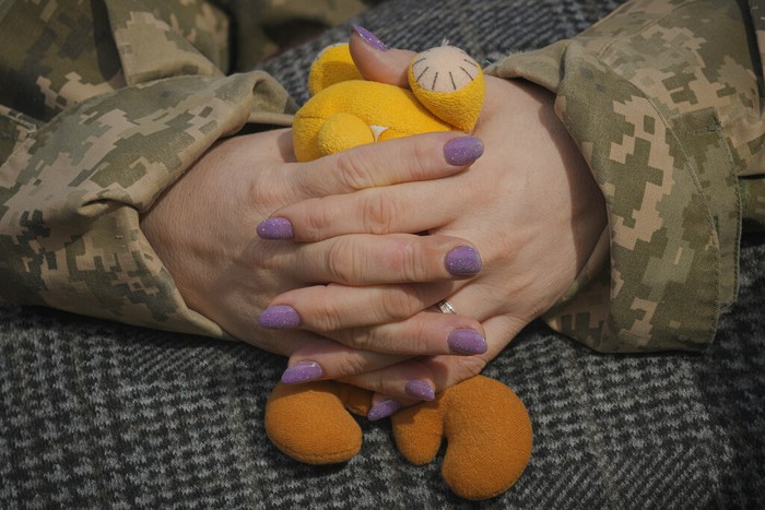 Ukraina Rusia Tentara reguler melatih warga sipil Ukraina untuk bersiap menghadapi invasi Rusia. Warna-warni feminin terlihat, memberi warna berbeda di krisis yang terus memburuk.