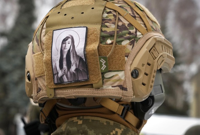 Tentara reguler melatih warga sipil Ukraina untuk bersiap menghadapi invasi Rusia. Warna-warni feminin terlihat, memberi warna berbeda di krisis yang terus memburuk.